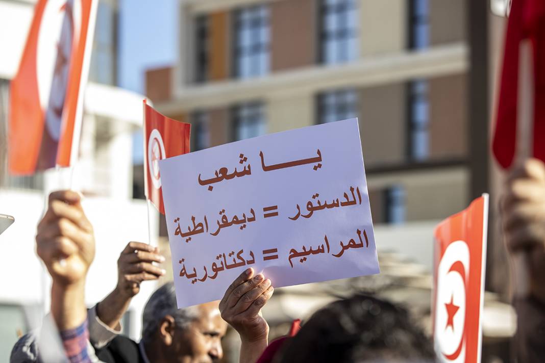 Tunus'ta cumhurbaşkanı protestosu: Darbeciler gidene kadar sokaktayız 3