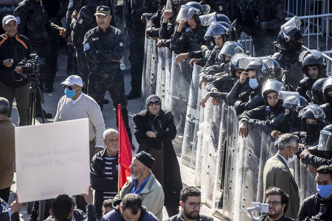Tunus'ta cumhurbaşkanı protestosu: Darbeciler gidene kadar sokaktayız 4