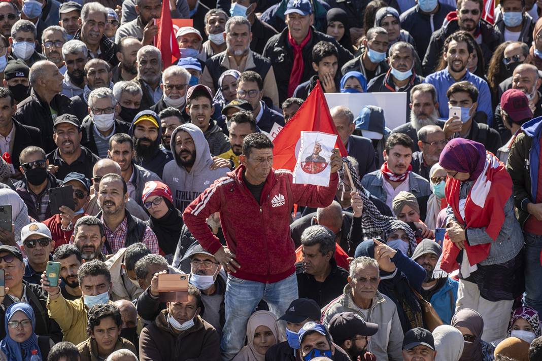 Tunus'ta cumhurbaşkanı protestosu: Darbeciler gidene kadar sokaktayız 5