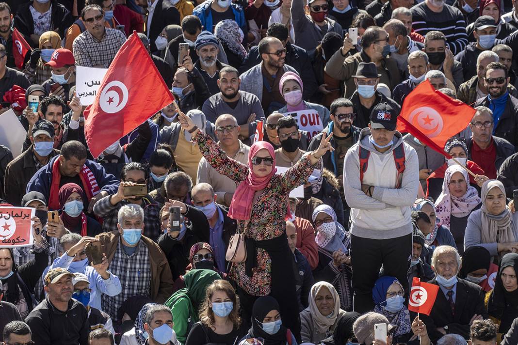Tunus'ta cumhurbaşkanı protestosu: Darbeciler gidene kadar sokaktayız 7