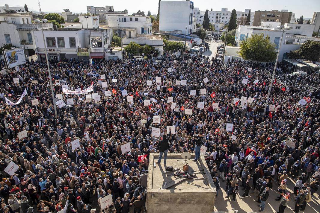 Tunus'ta cumhurbaşkanı protestosu: Darbeciler gidene kadar sokaktayız 8