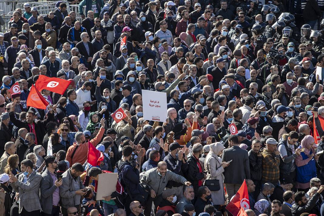 Tunus'ta cumhurbaşkanı protestosu: Darbeciler gidene kadar sokaktayız 9