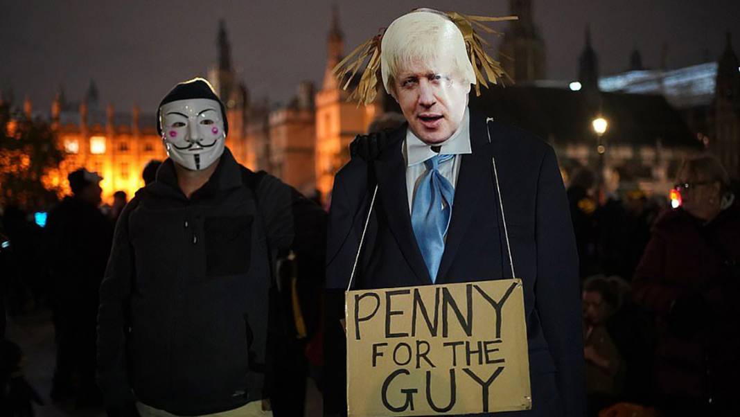 Londra'da Şenlik Ateşi Gecesi'nde protestocular polisle çatıştı 9