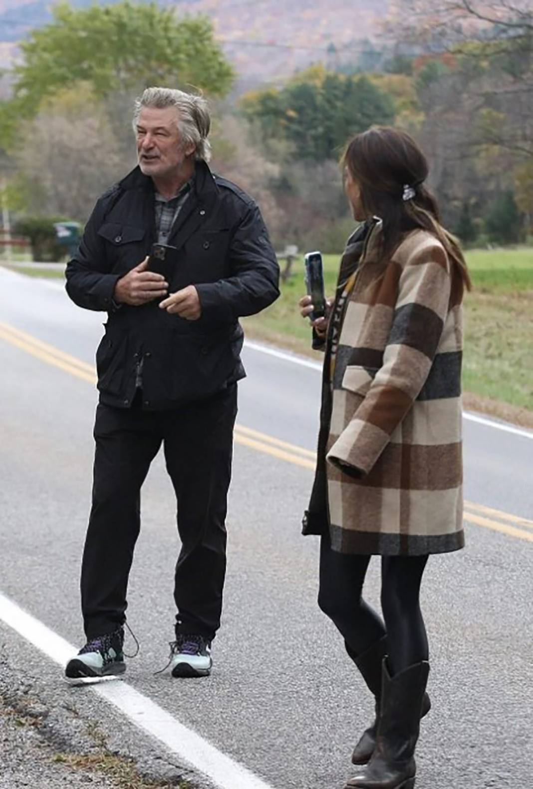 Alec Baldwin konuşurken eşinin gerginliği dikkat çekti 2