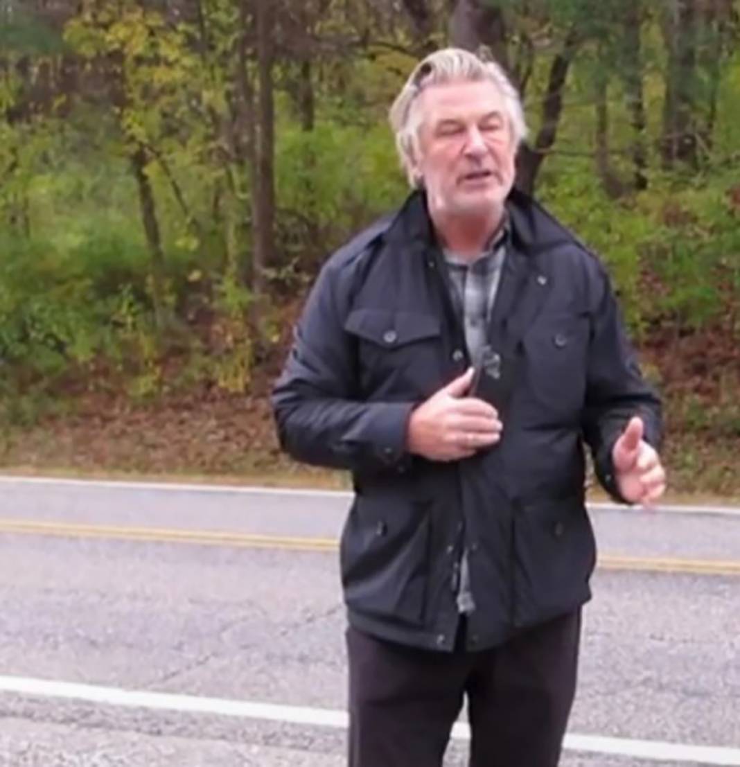 Alec Baldwin konuşurken eşinin gerginliği dikkat çekti 1