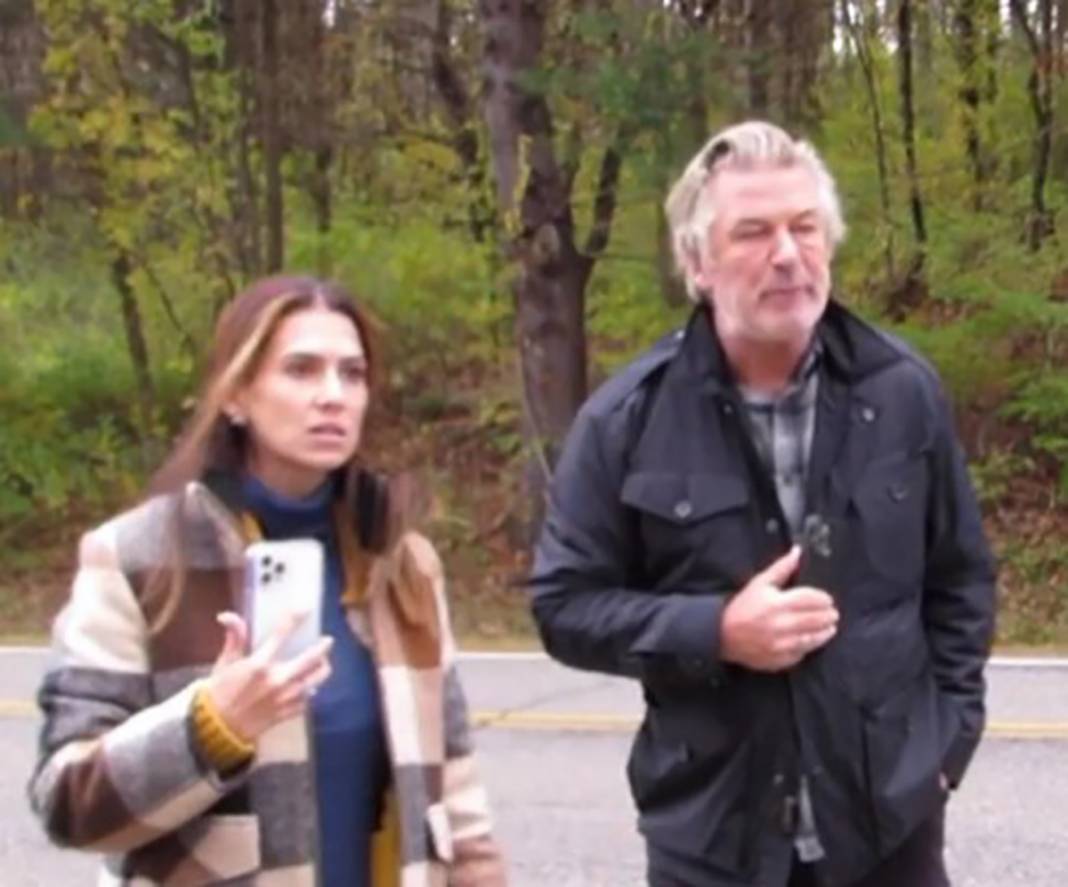 Alec Baldwin konuşurken eşinin gerginliği dikkat çekti 3