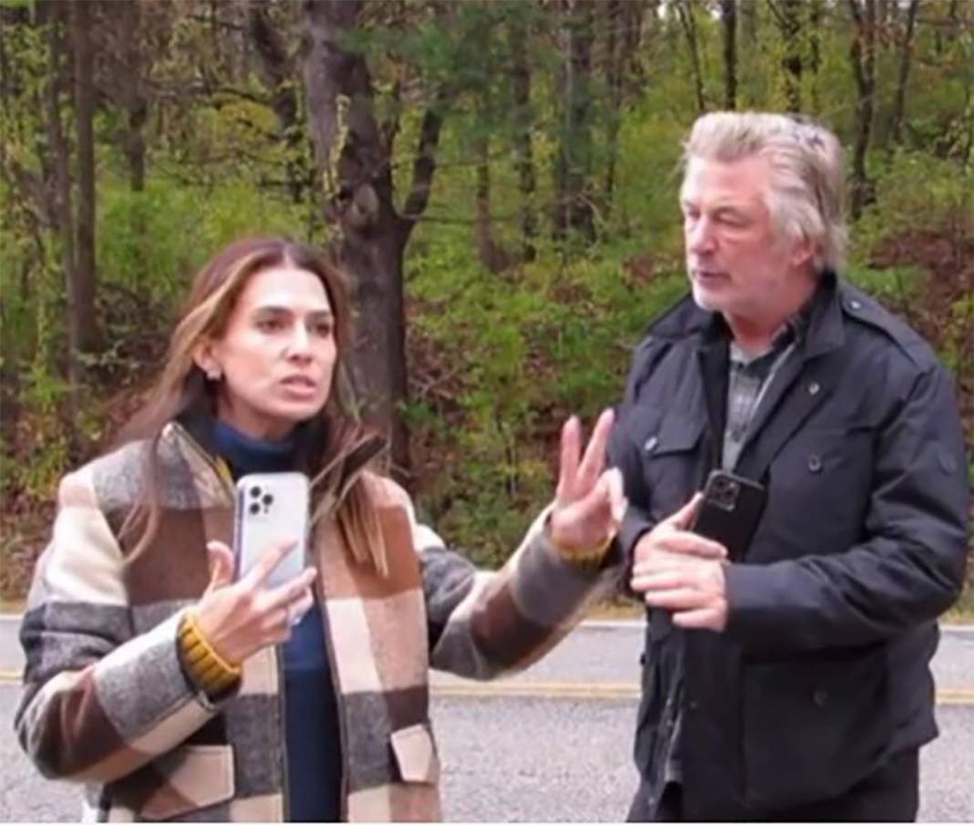 Alec Baldwin konuşurken eşinin gerginliği dikkat çekti 4