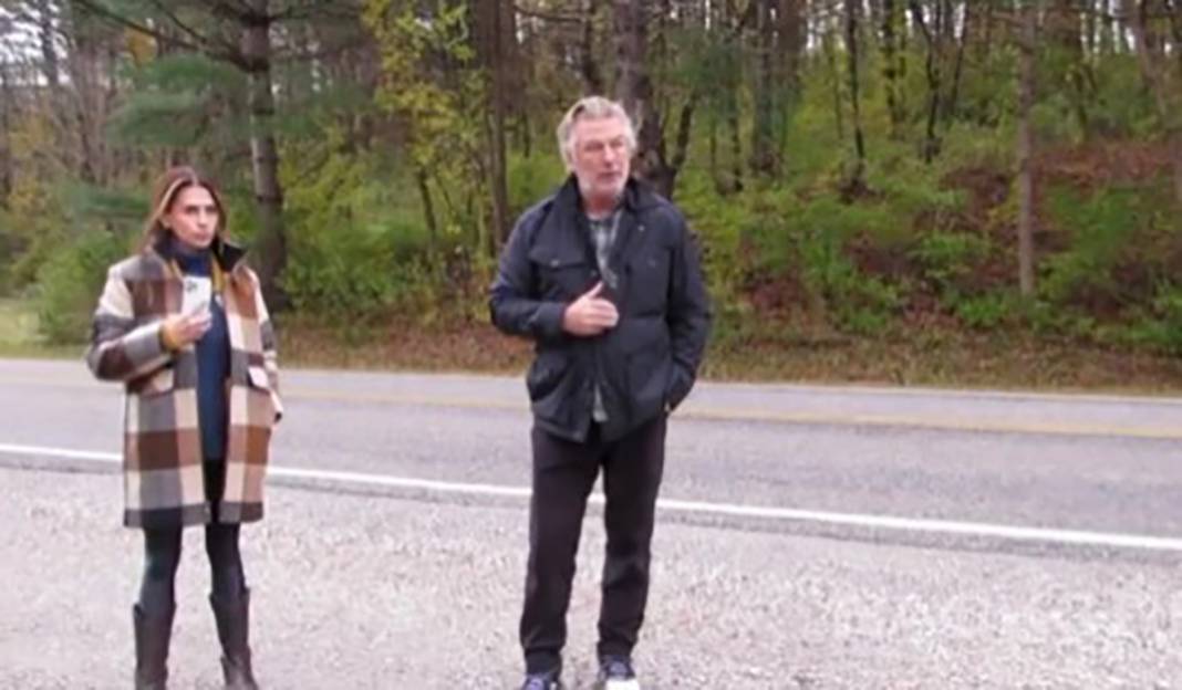 Alec Baldwin konuşurken eşinin gerginliği dikkat çekti 6