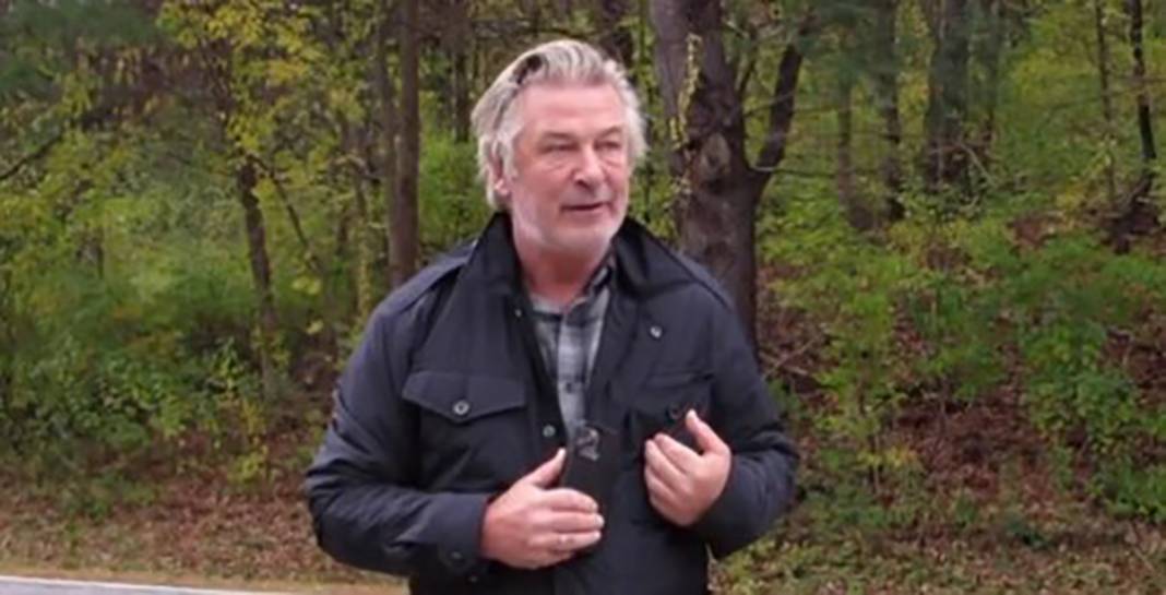 Alec Baldwin konuşurken eşinin gerginliği dikkat çekti 5