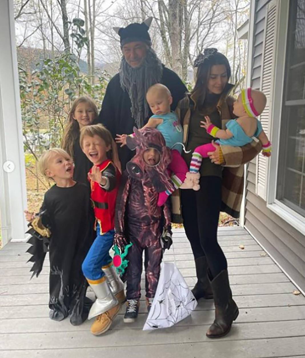 Alec Baldwin konuşurken eşinin gerginliği dikkat çekti 7