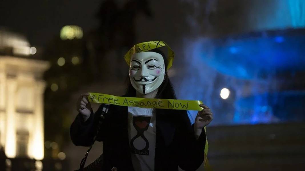 Londra'da Şenlik Ateşi Gecesi'nde protestocular polisle çatıştı 4
