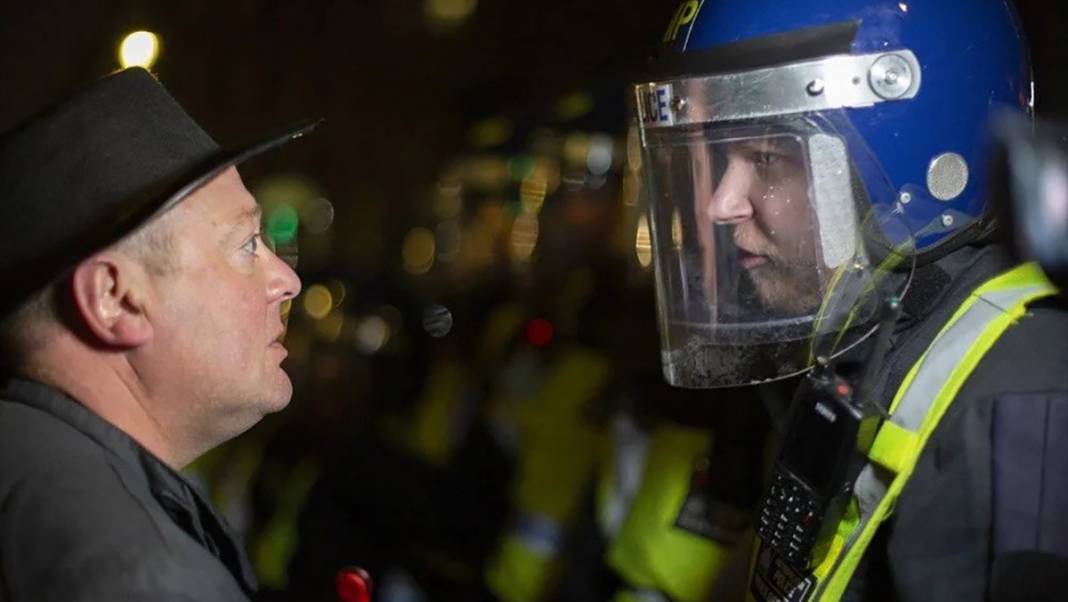 Londra'da Şenlik Ateşi Gecesi'nde protestocular polisle çatıştı 7