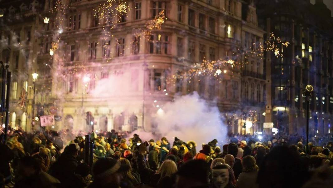 Londra'da Şenlik Ateşi Gecesi'nde protestocular polisle çatıştı 6