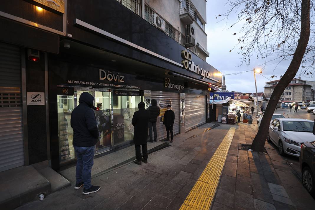 Satan satana: Döviz bürolarına akın ettiler 1