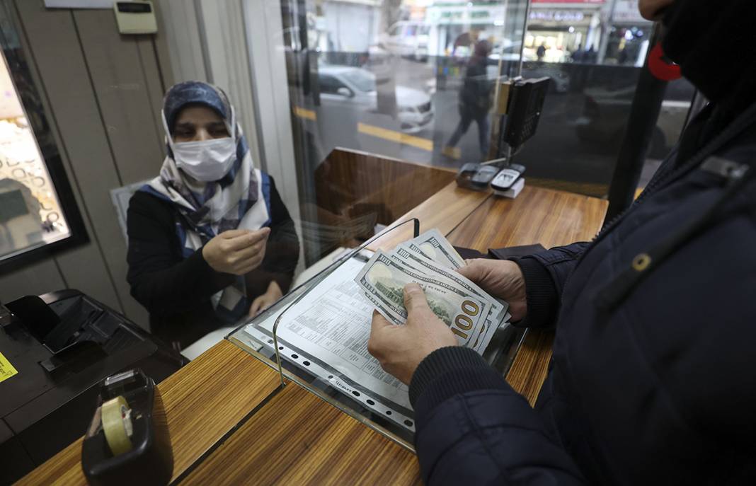 Satan satana: Döviz bürolarına akın ettiler 6