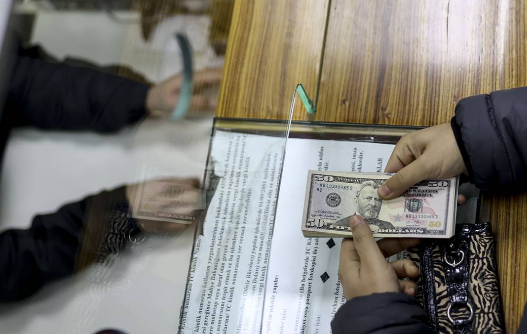 Satan satana: Döviz bürolarına akın ettiler 7