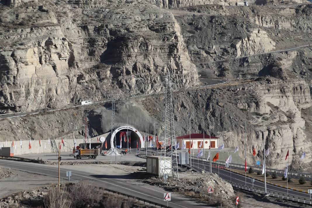 Türkiye Kafkaslar'a bağlanıyor! Pirinkayalar Tüneli tamamlandı 17