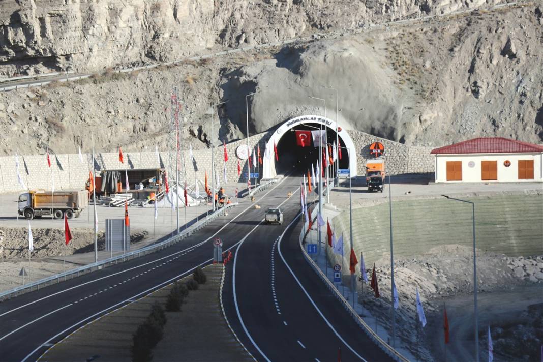 Türkiye Kafkaslar'a bağlanıyor! Pirinkayalar Tüneli tamamlandı 13