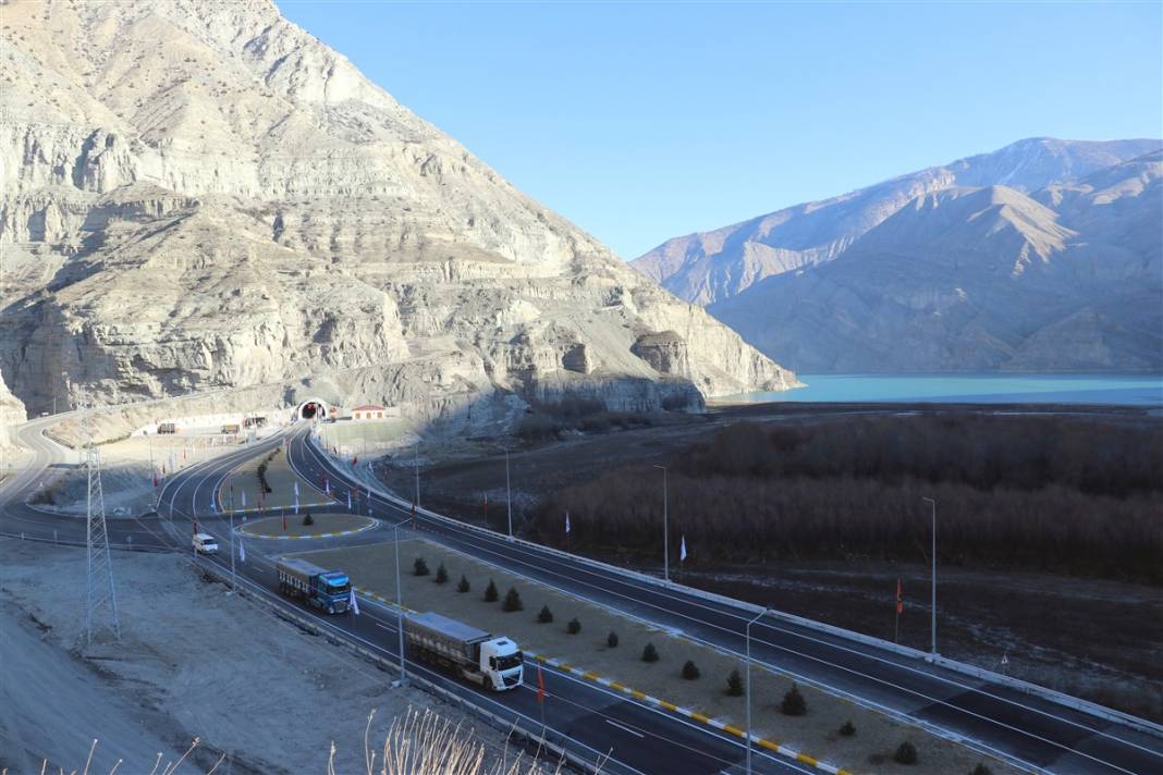 Türkiye Kafkaslar'a bağlanıyor! Pirinkayalar Tüneli tamamlandı 12