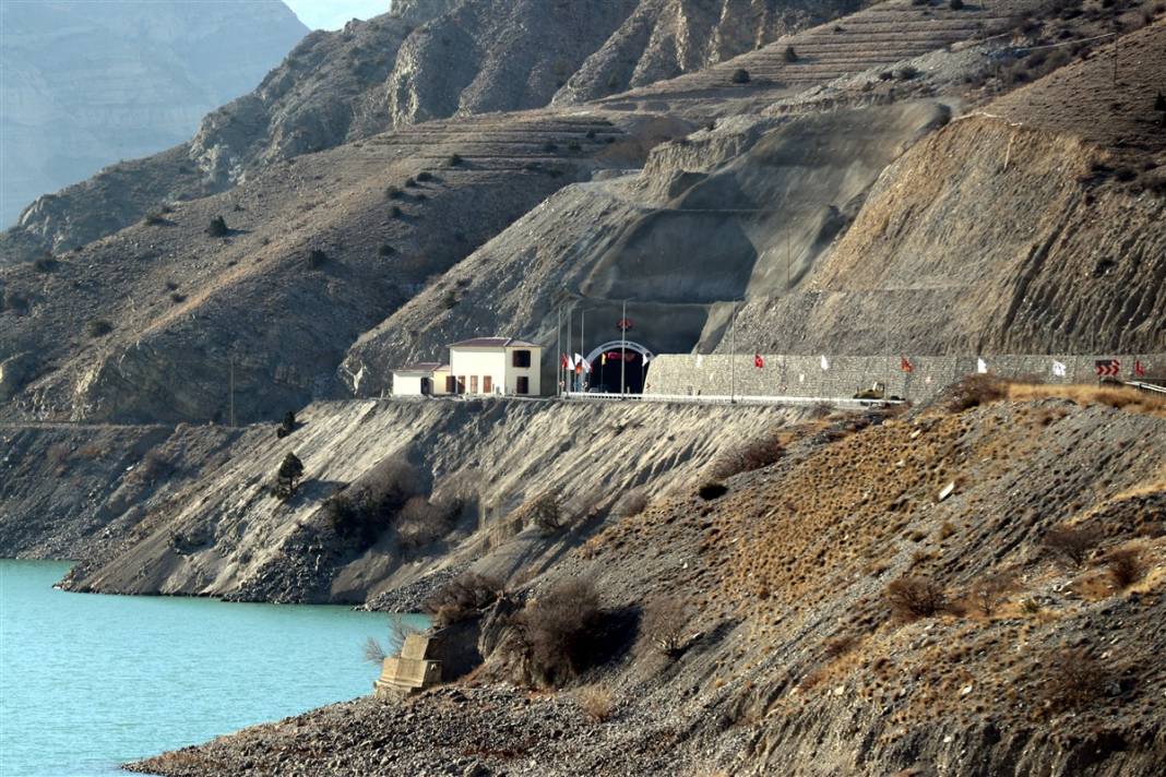 Türkiye Kafkaslar'a bağlanıyor! Pirinkayalar Tüneli tamamlandı 11