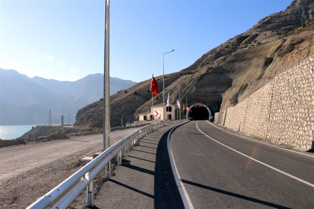 Türkiye Kafkaslar'a bağlanıyor! Pirinkayalar Tüneli tamamlandı 9
