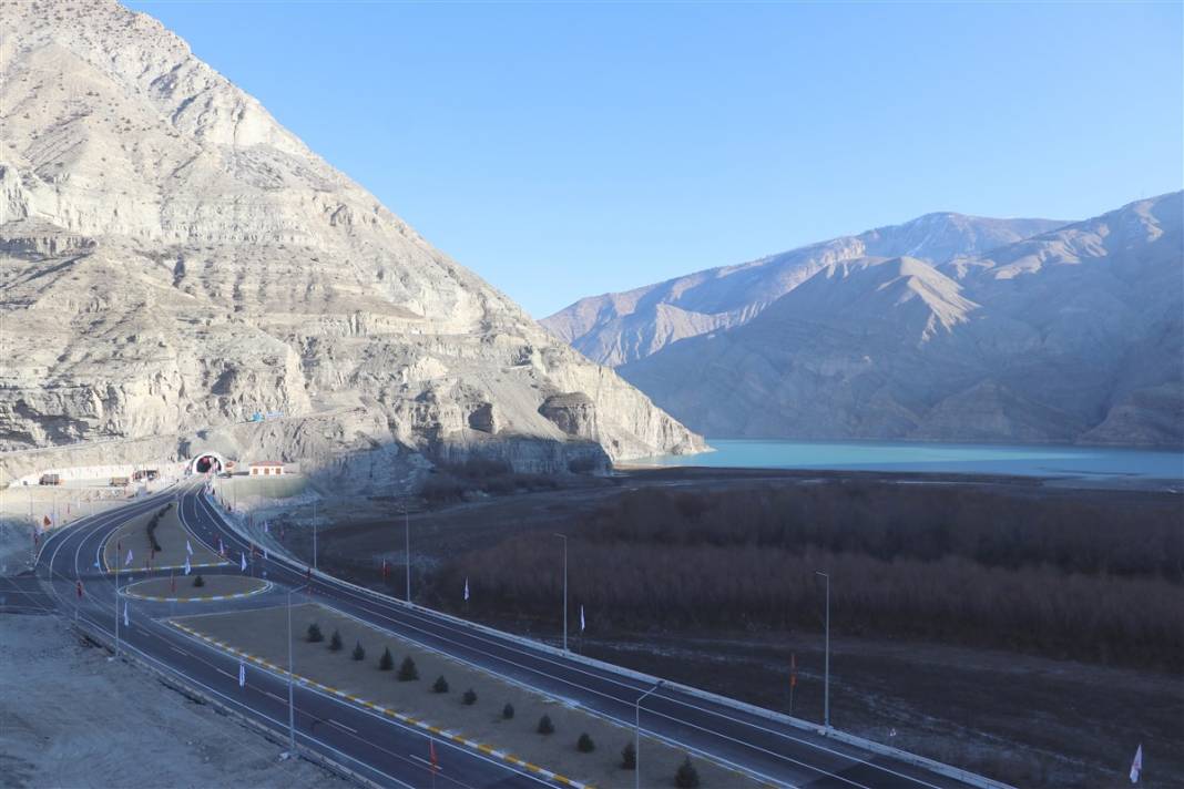 Türkiye Kafkaslar'a bağlanıyor! Pirinkayalar Tüneli tamamlandı 4