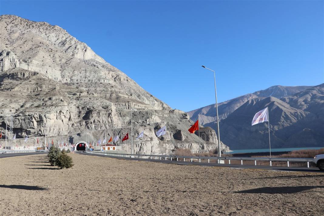 Türkiye Kafkaslar'a bağlanıyor! Pirinkayalar Tüneli tamamlandı 3