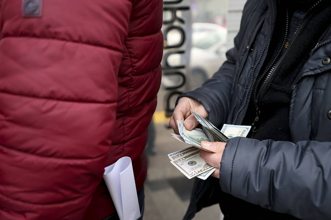 Satan satana: Döviz bürolarına akın ettiler 2