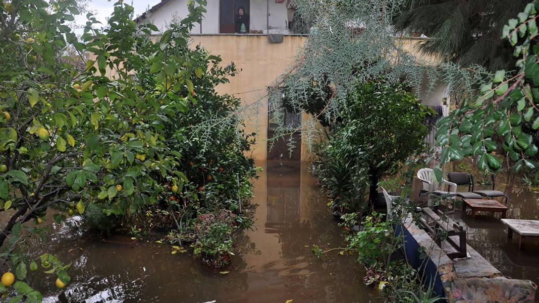 Burdur'da dere taştı, Antalya'da denizin rengi değişti 5