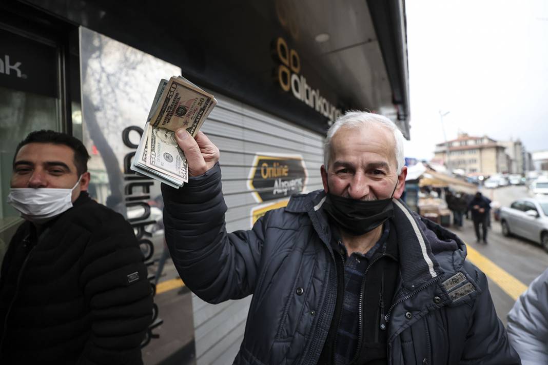 Satan satana: Döviz bürolarına akın ettiler 3