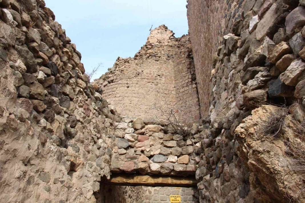 Oltu Kalesi yardım bekliyor 5