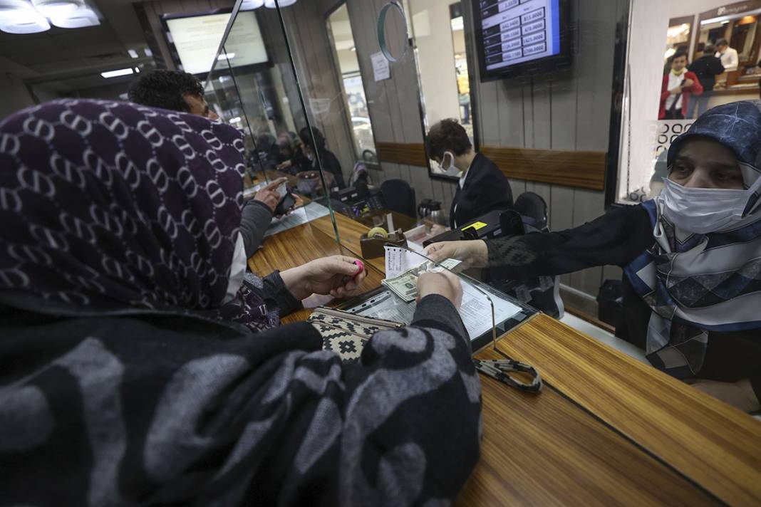 Satan satana: Döviz bürolarına akın ettiler 5