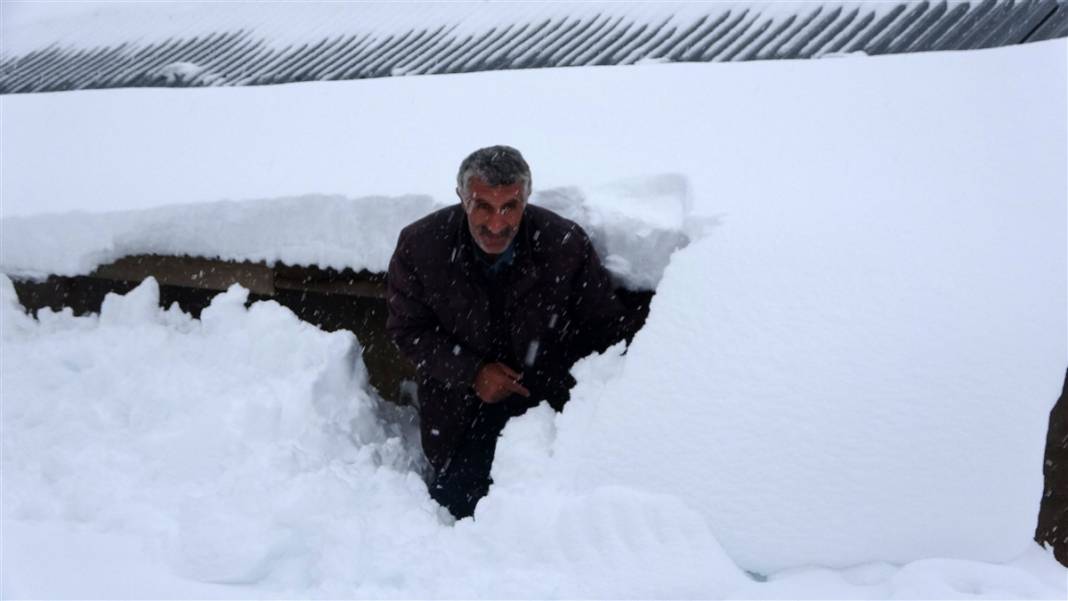 1600 rakımlı köy kara gömüldü! Evlerinden zor çıktılar 1