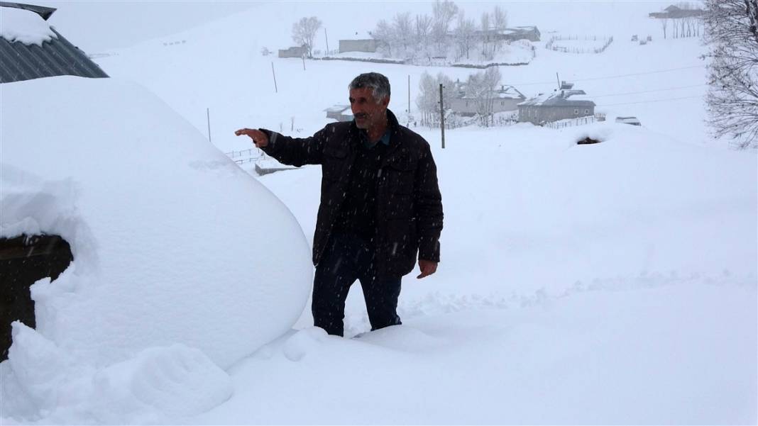 1600 rakımlı köy kara gömüldü! Evlerinden zor çıktılar 2