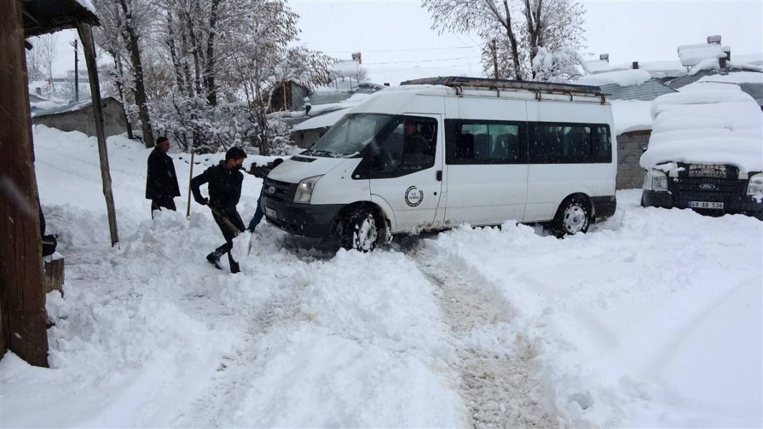 1600 rakımlı köy kara gömüldü! Evlerinden zor çıktılar 5