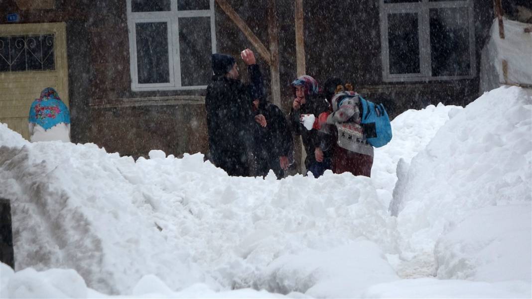 1600 rakımlı köy kara gömüldü! Evlerinden zor çıktılar 6