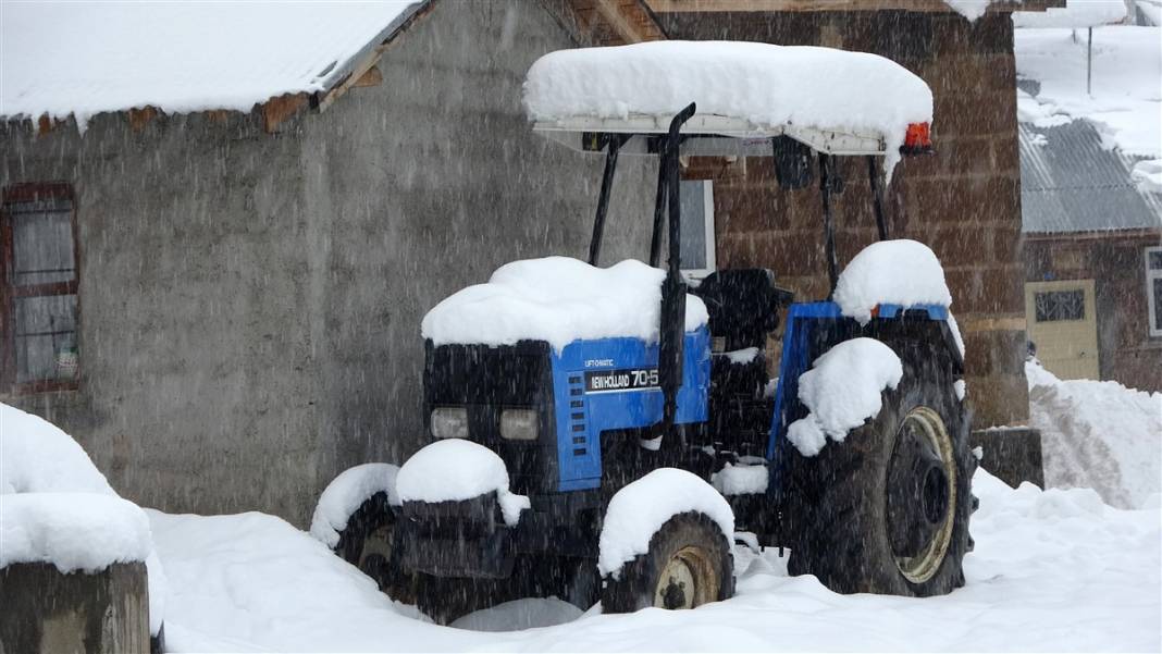 1600 rakımlı köy kara gömüldü! Evlerinden zor çıktılar 7