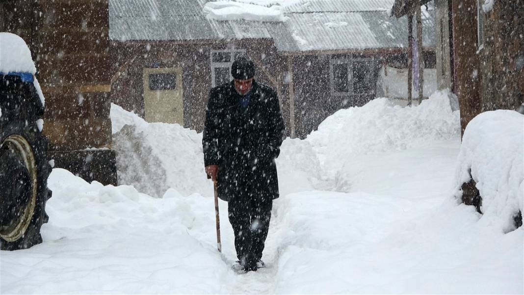 1600 rakımlı köy kara gömüldü! Evlerinden zor çıktılar 8