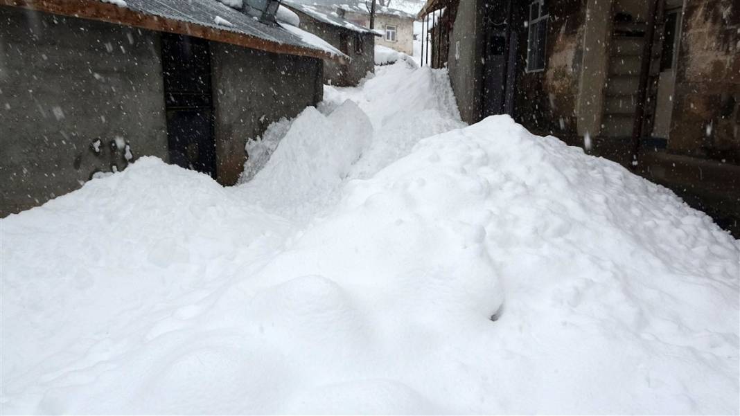 1600 rakımlı köy kara gömüldü! Evlerinden zor çıktılar 9