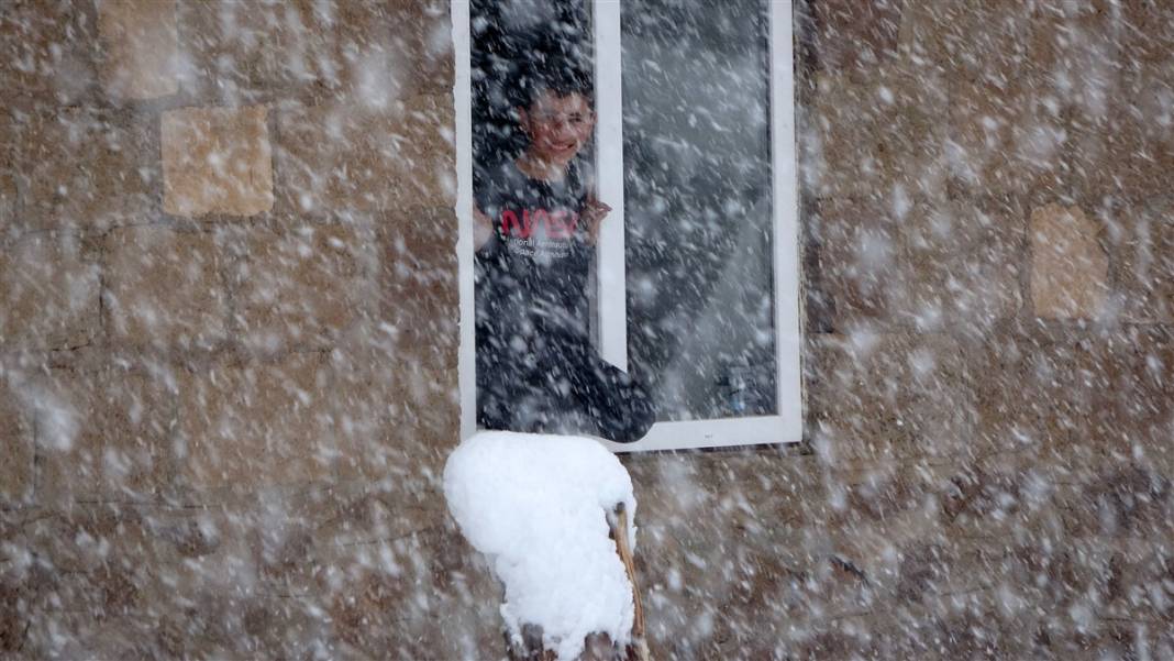 1600 rakımlı köy kara gömüldü! Evlerinden zor çıktılar 10