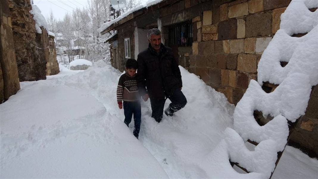 1600 rakımlı köy kara gömüldü! Evlerinden zor çıktılar 12