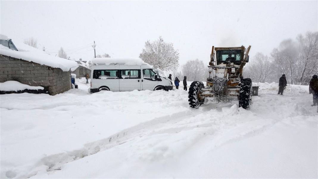 1600 rakımlı köy kara gömüldü! Evlerinden zor çıktılar 13