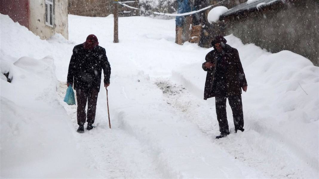 1600 rakımlı köy kara gömüldü! Evlerinden zor çıktılar 14
