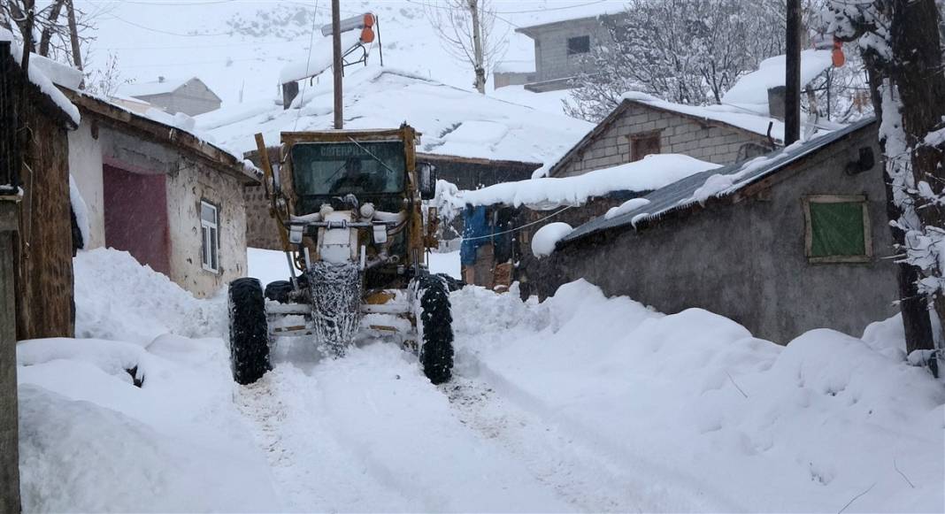 1600 rakımlı köy kara gömüldü! Evlerinden zor çıktılar 15