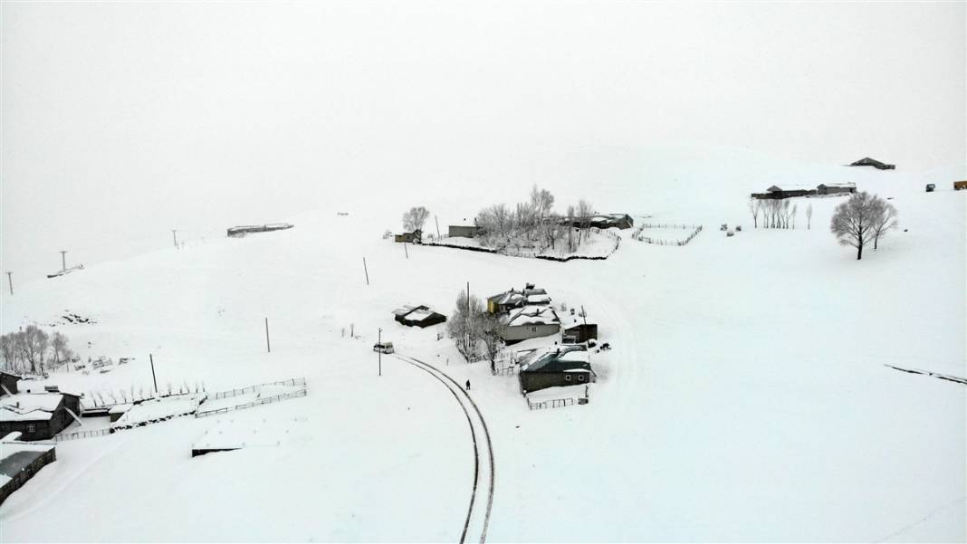 1600 rakımlı köy kara gömüldü! Evlerinden zor çıktılar 17