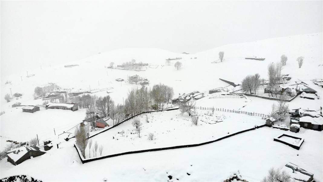 1600 rakımlı köy kara gömüldü! Evlerinden zor çıktılar 19