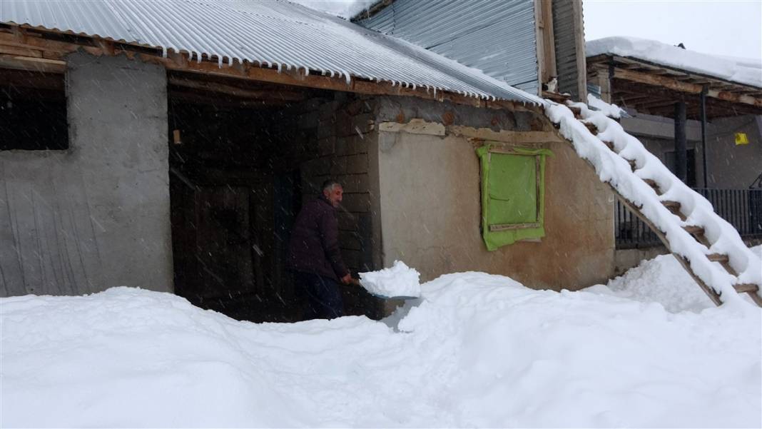 1600 rakımlı köy kara gömüldü! Evlerinden zor çıktılar 21