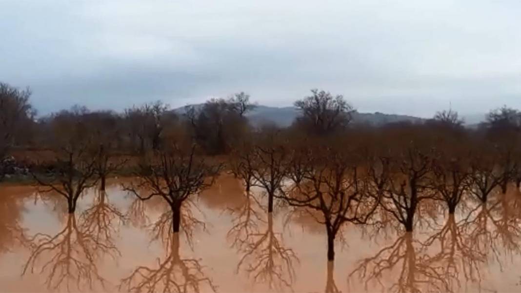 Burdur'da dere taştı, Antalya'da denizin rengi değişti 9
