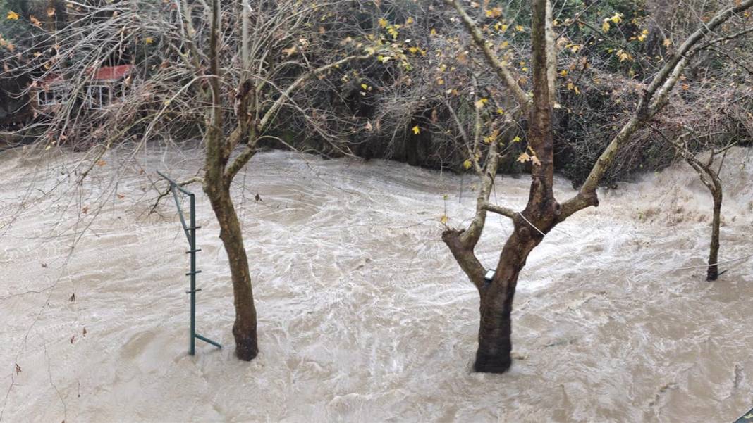 Burdur'da dere taştı, Antalya'da denizin rengi değişti 1
