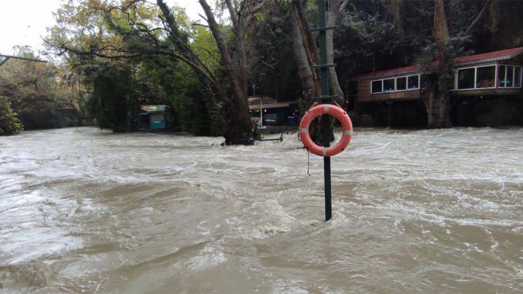 Burdur'da dere taştı, Antalya'da denizin rengi değişti 3